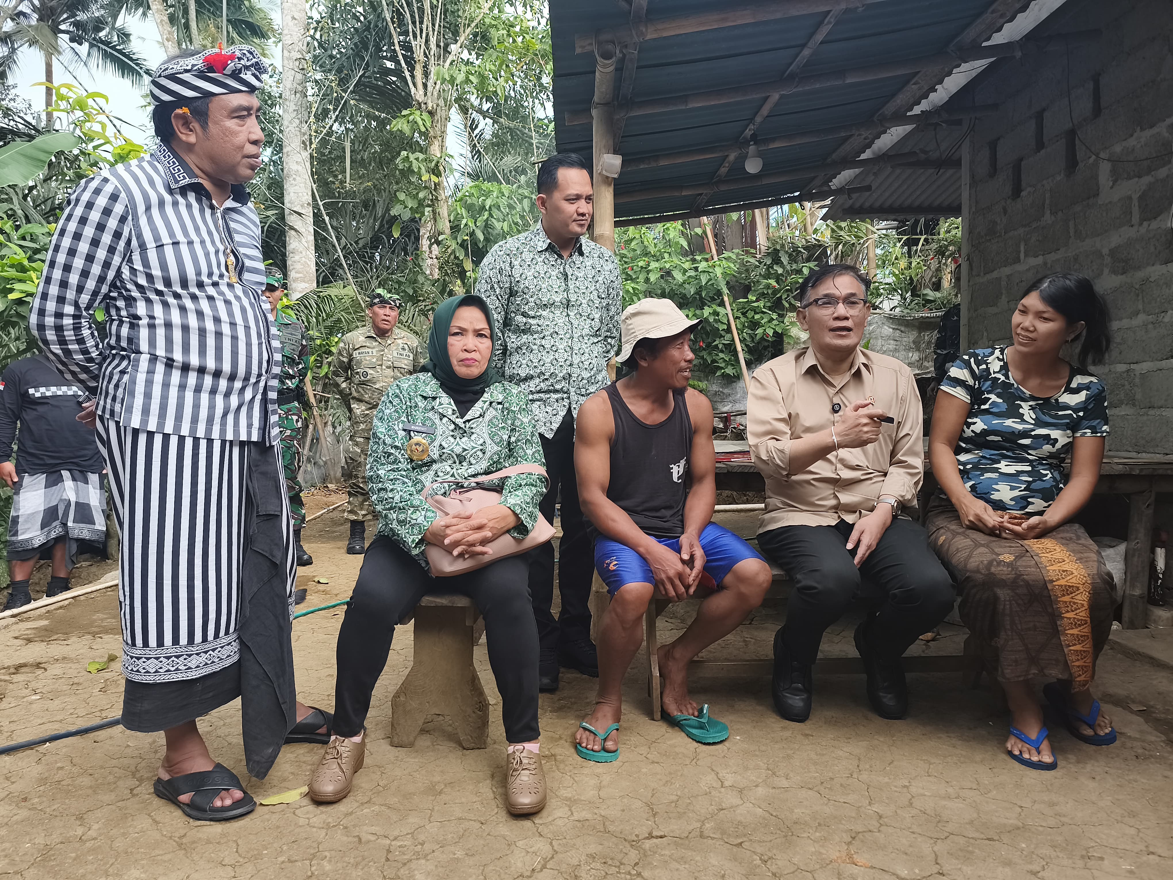 Didampingi PAPDESI dan Pemangku Kebijakan, Budiman Sudjatmiko Sambangi Warga Miskin di Desa Duda Timur